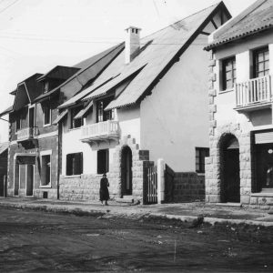 Vista parcial de las Viviendas Abigadol (Tienda La Ideal), De Los Santos (La Marmite) y Casa Caram (Ramos Generales). C. 1940 (AGN)